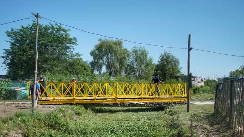 Instalaron un nuevo puente peatonal sobre el Arroyo Lanusse