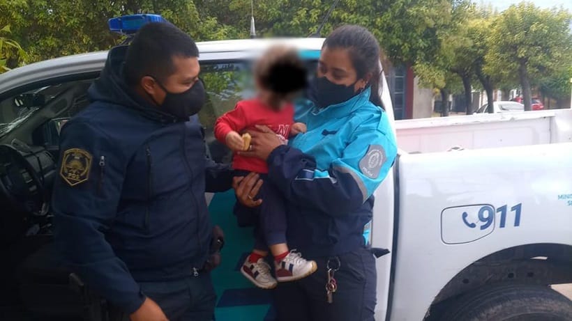Dos policías le salvaron la vida a un nene