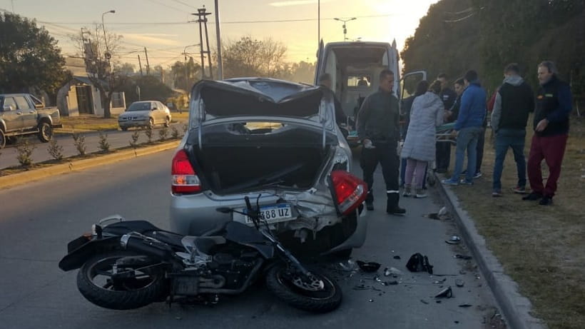 Un joven motociclista resultó herido al chocar contra un auto