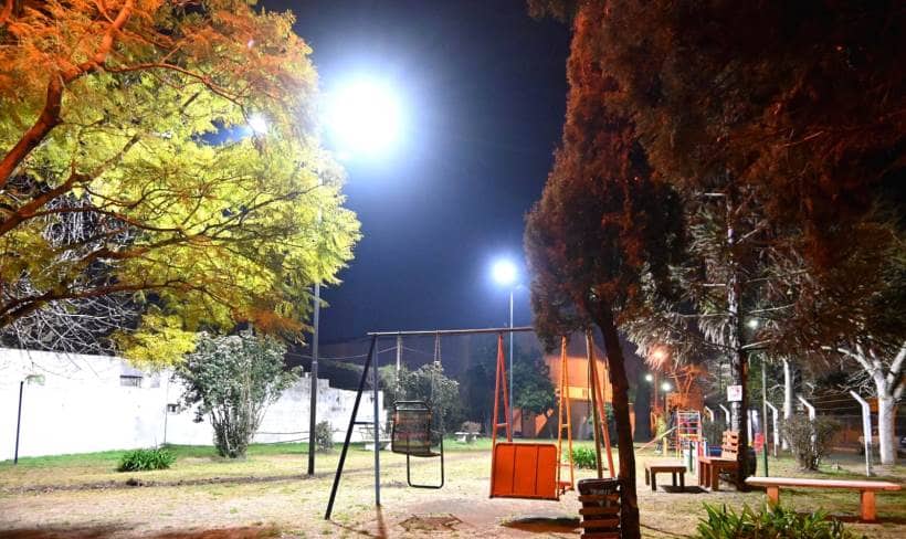 Colocaron luces LED en la Sociedad de Fomento del barrio El Mirador