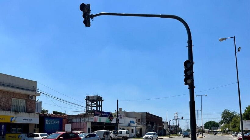 Instalan un nuevo semáforo en Carlos Pellegrini y Colón