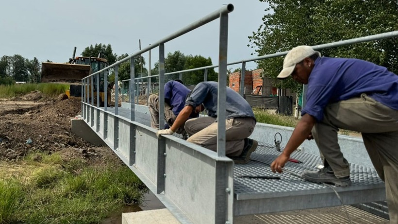 Instalaron un nuevo puente peatonal sobre el arroyo Lanusse